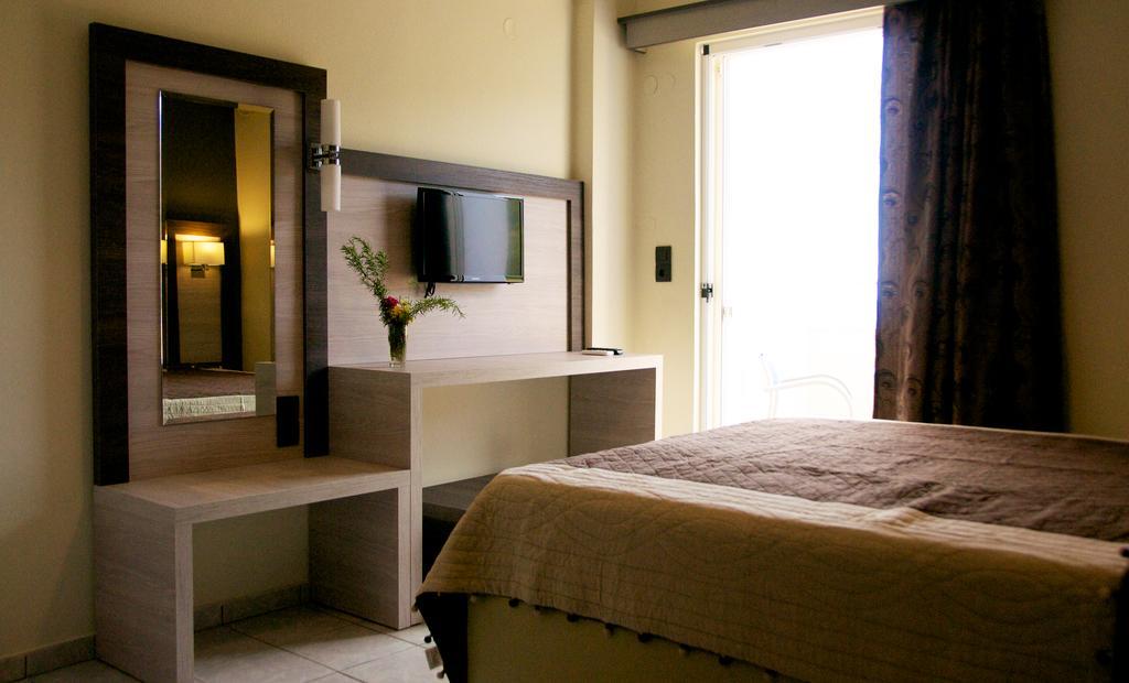 Virgin Mary Apartment Родакинон Стая снимка